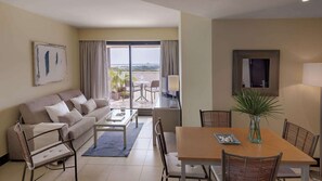 각각 다른 스타일의 인테리어, 각각 다르게 가구 비치, 책상, 암막 커튼