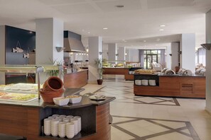 Petit déjeuner, déjeuner et dîner servis sur place