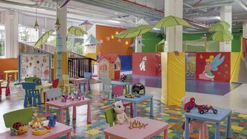 Zona de juegos infantil cubierta