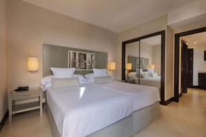 각각 다른 스타일의 인테리어, 각각 다르게 가구 비치, 책상, 암막 커튼