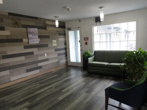 Lobby sitting area - Travelodge by Wyndham Walterboro (Walterboro)