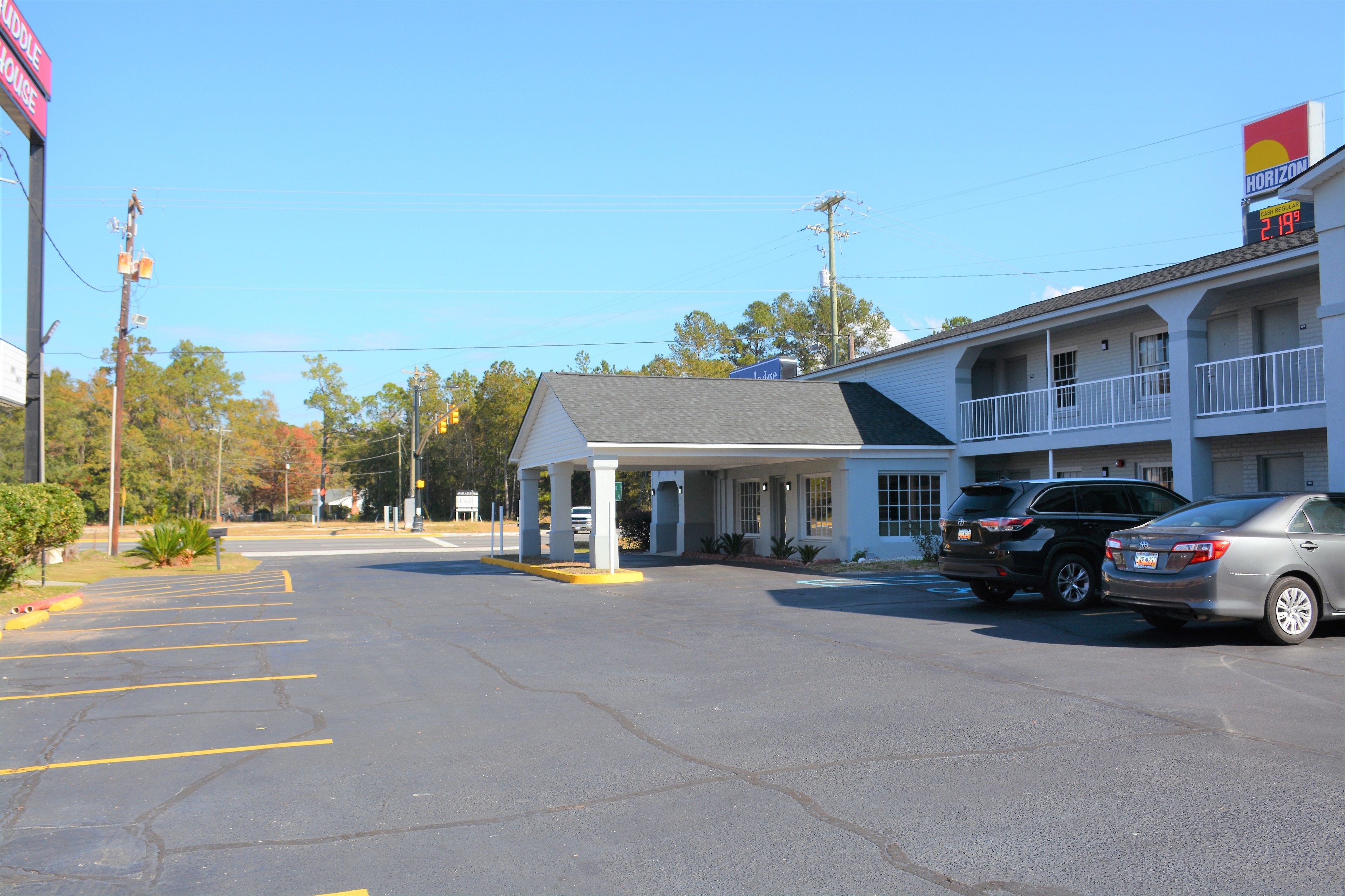 Un motel doté d’un parking couvert, d’une station-service et d’une enseigne Horizon.