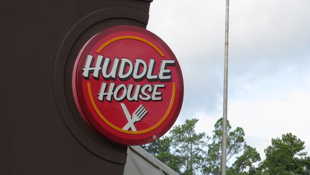 Ein Schild von Huddle House an einem Gebäude.