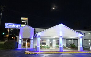 Travelodge-hotelli, jonka ulkoseinät ovat valkoiset ja jossa on siniset kyltit.