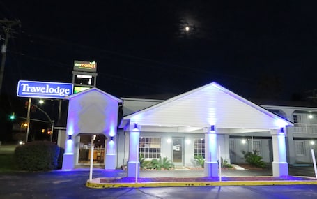 Fachada de la propiedad por la tarde o noche