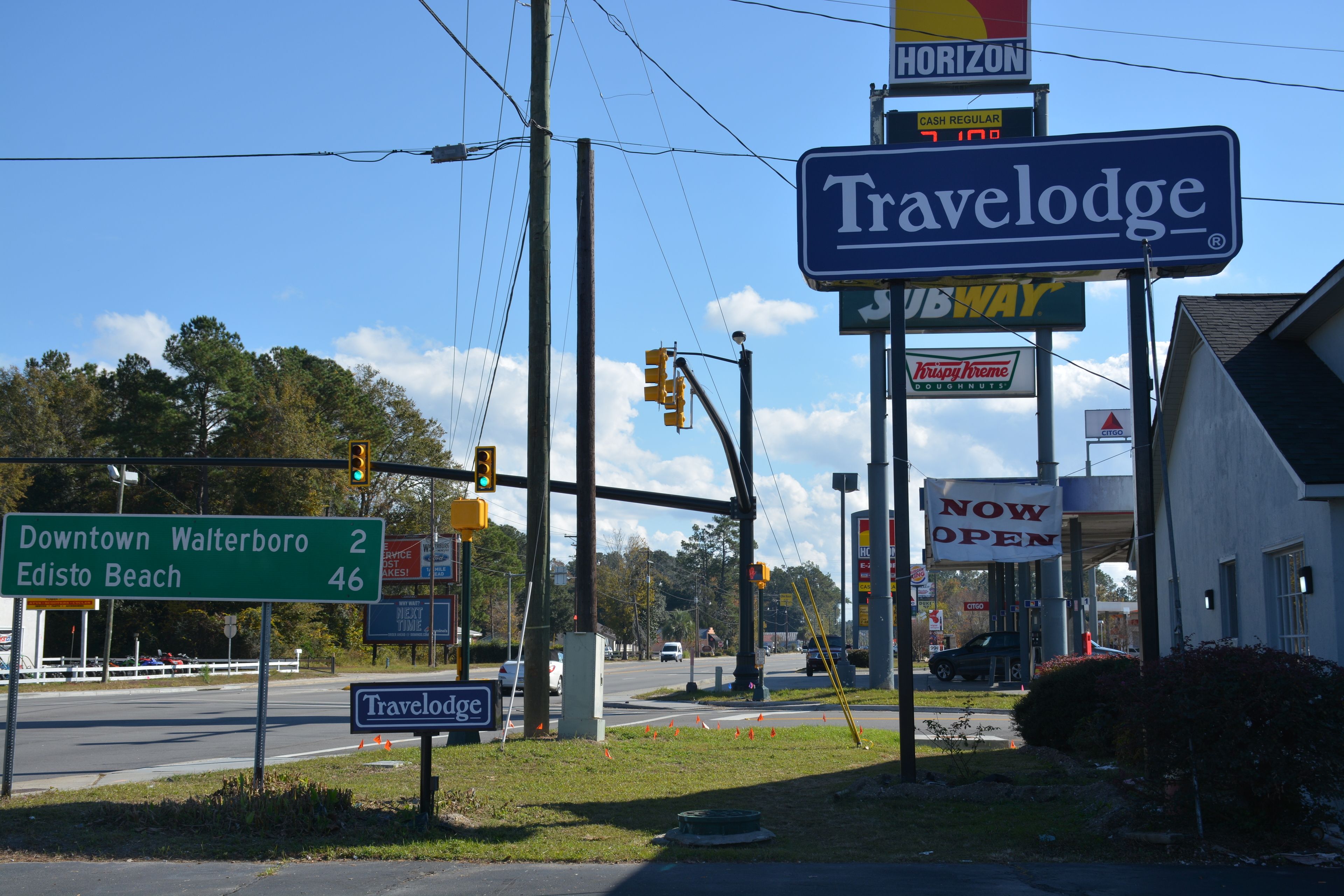 Un cartello di Travelodge con insegne di Subway e Krispy Kreme nelle vicinanze.