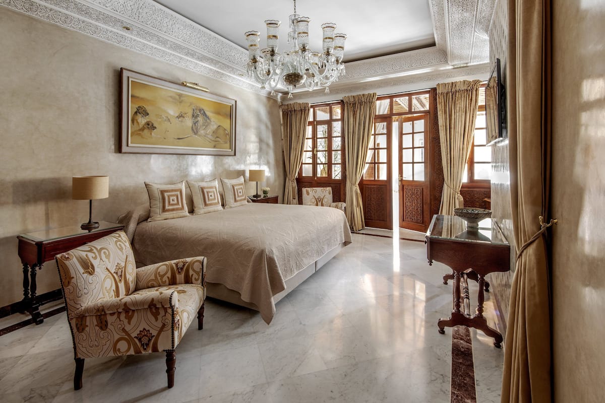 Exclusieve suite | Luxe beddengoed, donzen dekbedden, een minibar, een kluis op de kamer