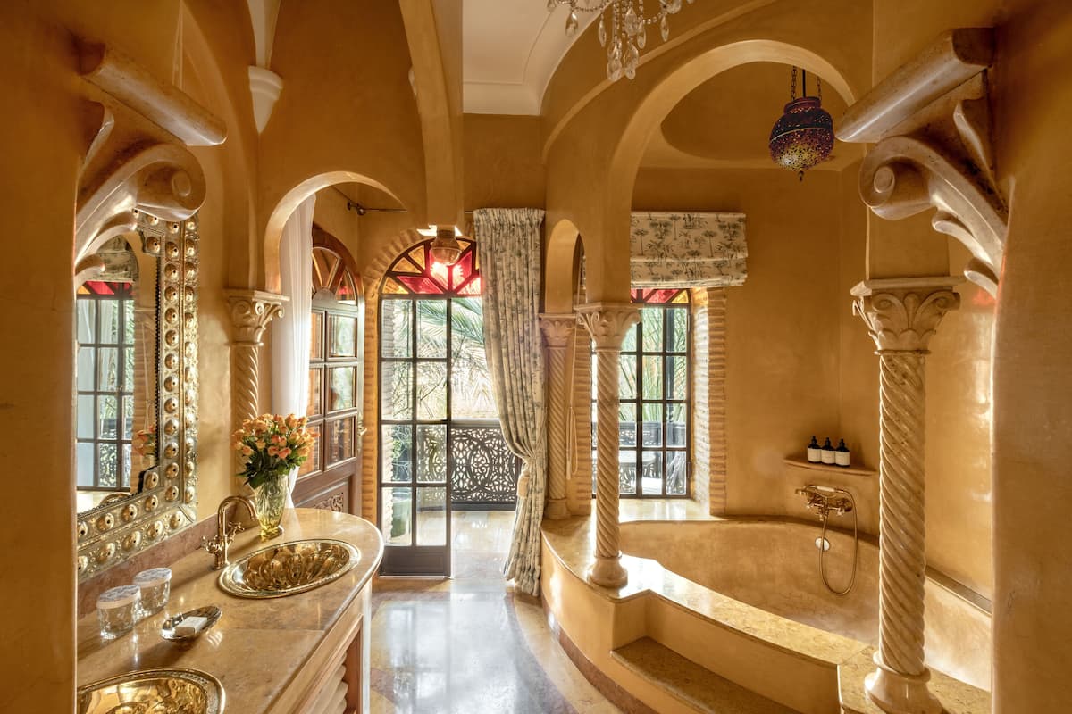 separate bathtub and shower, rainfall showerhead, free toiletries
