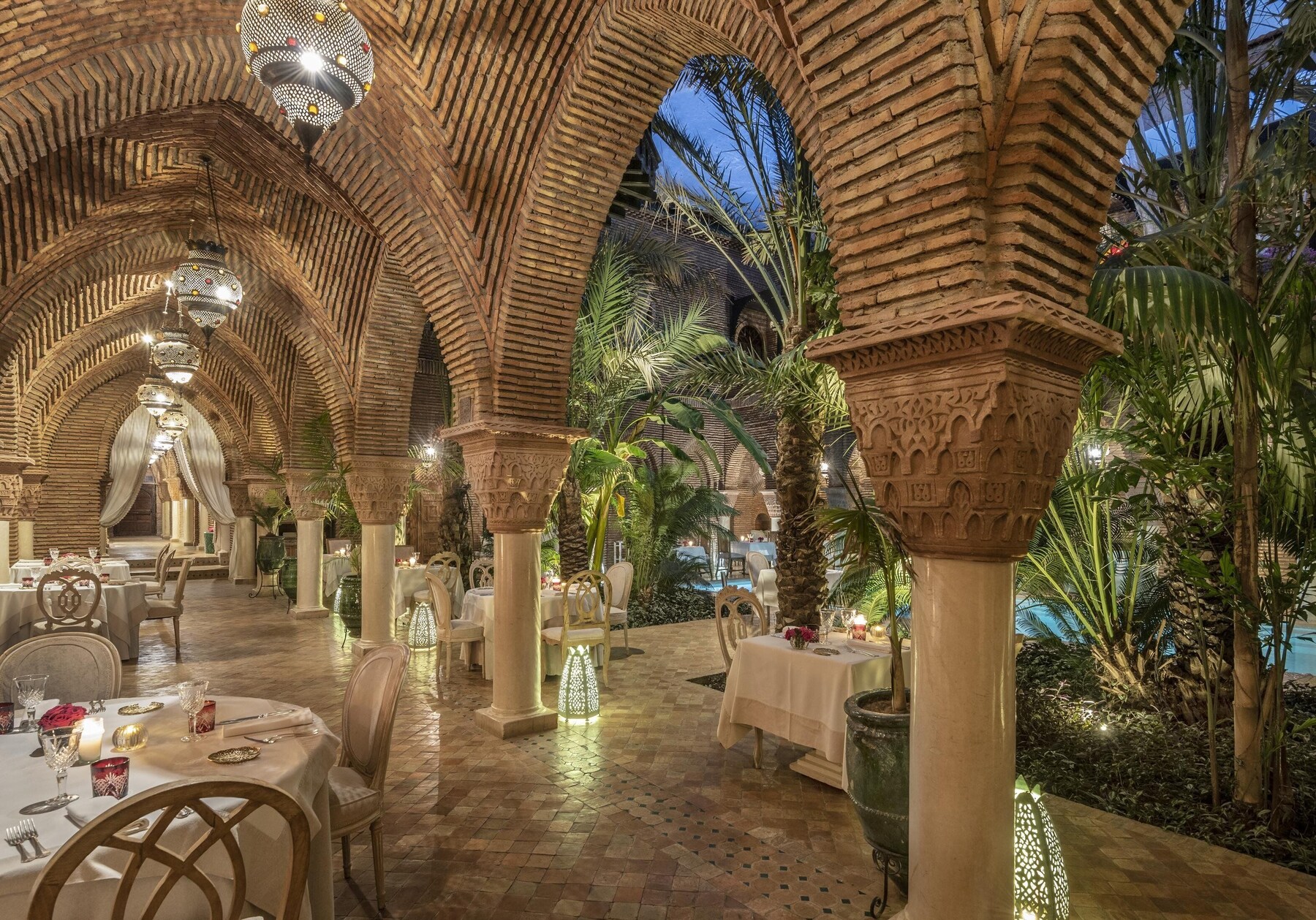 2 restaurants; breakfast, lunch, and dinner served