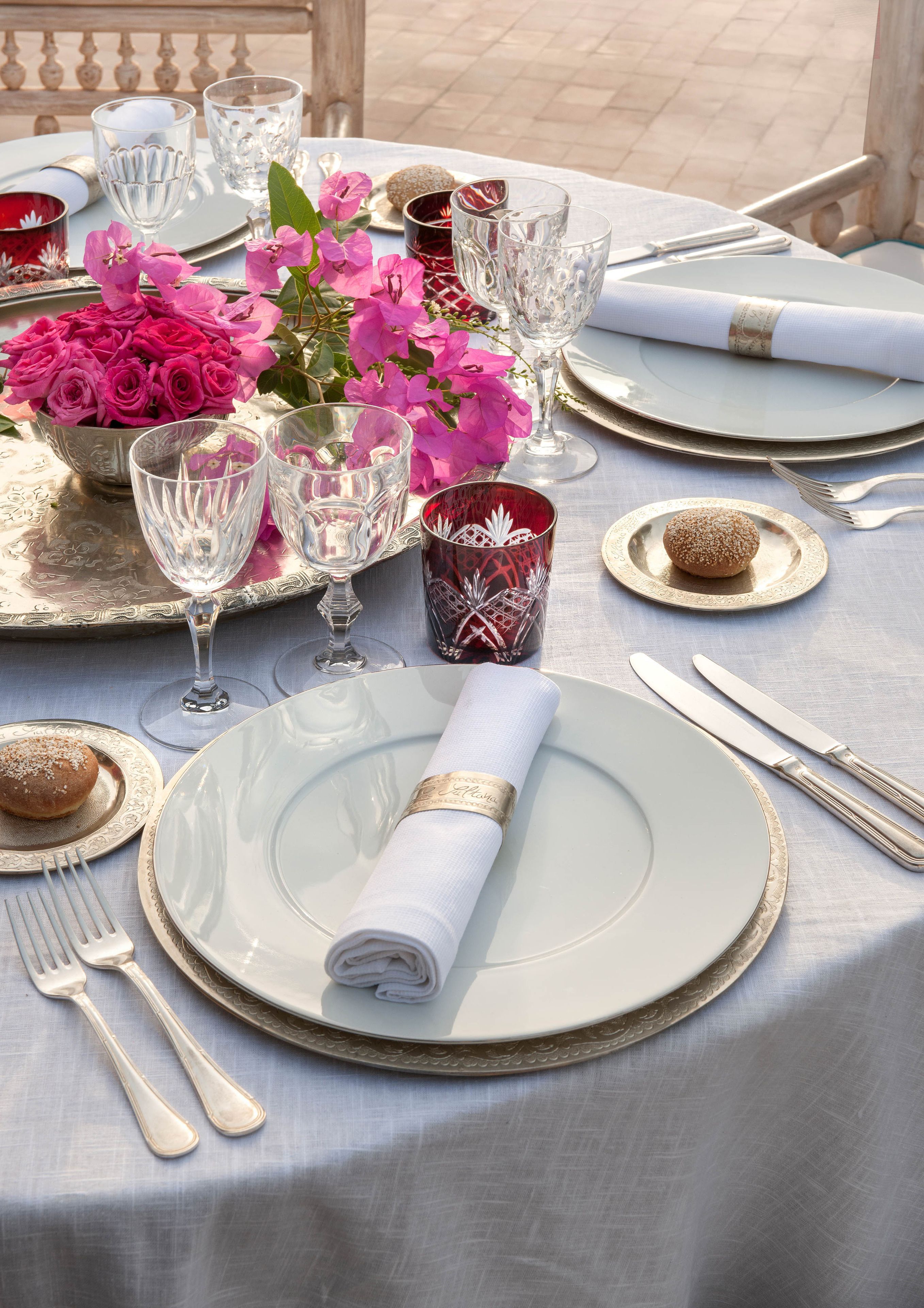 2 restaurants, breakfast, lunch, dinner served; international cuisine