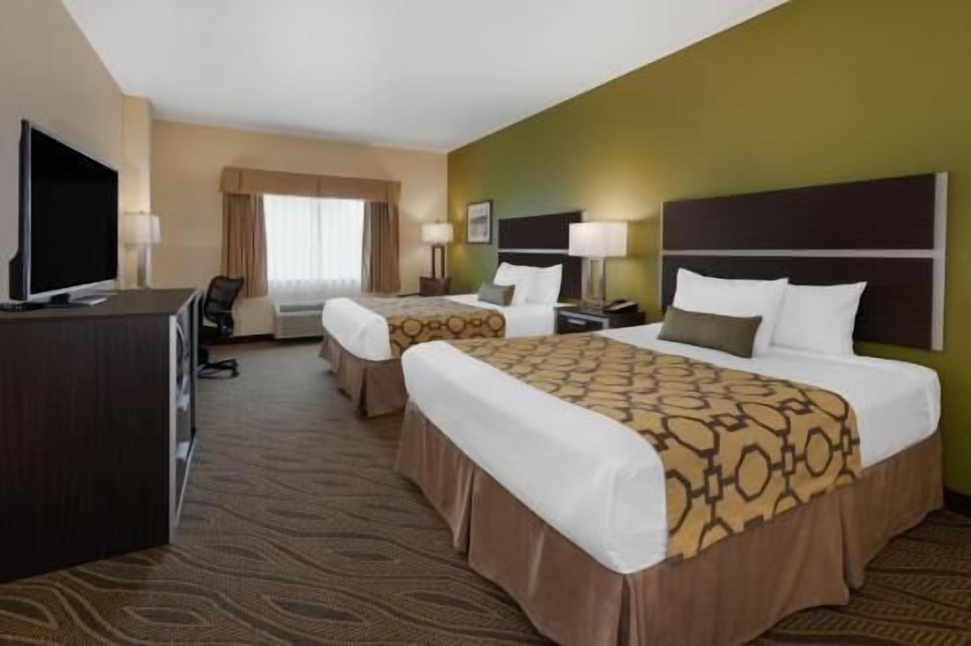 Una cassaforte in camera, una scrivania, ferro/asse da stiro