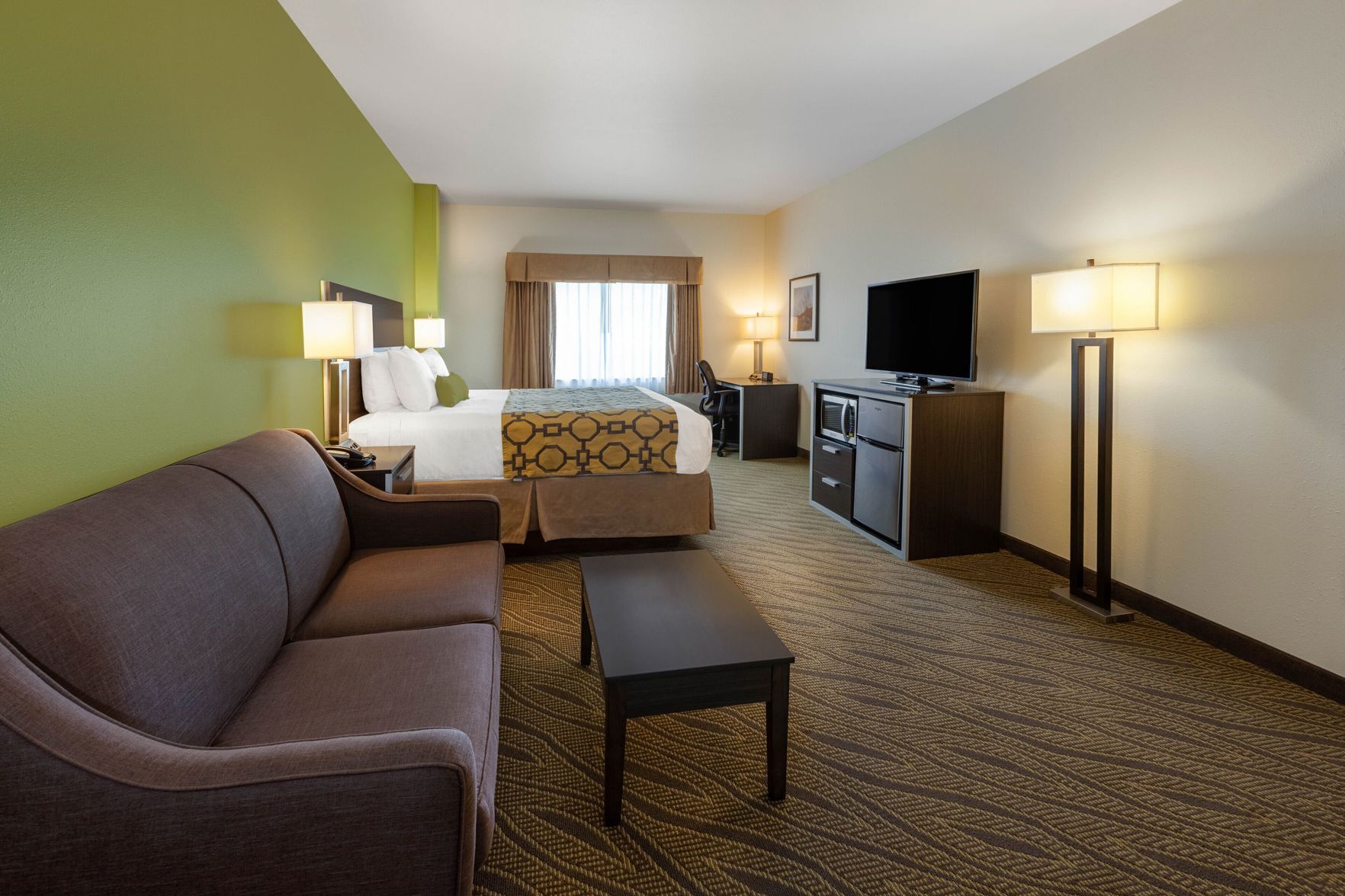 Una cassaforte in camera, una scrivania, ferro/asse da stiro