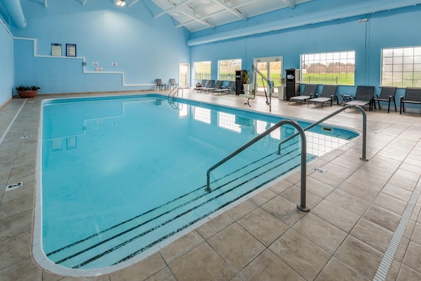 Piscine couverte, accès possible de 07 h 00 à 23 h 00, chaises longues