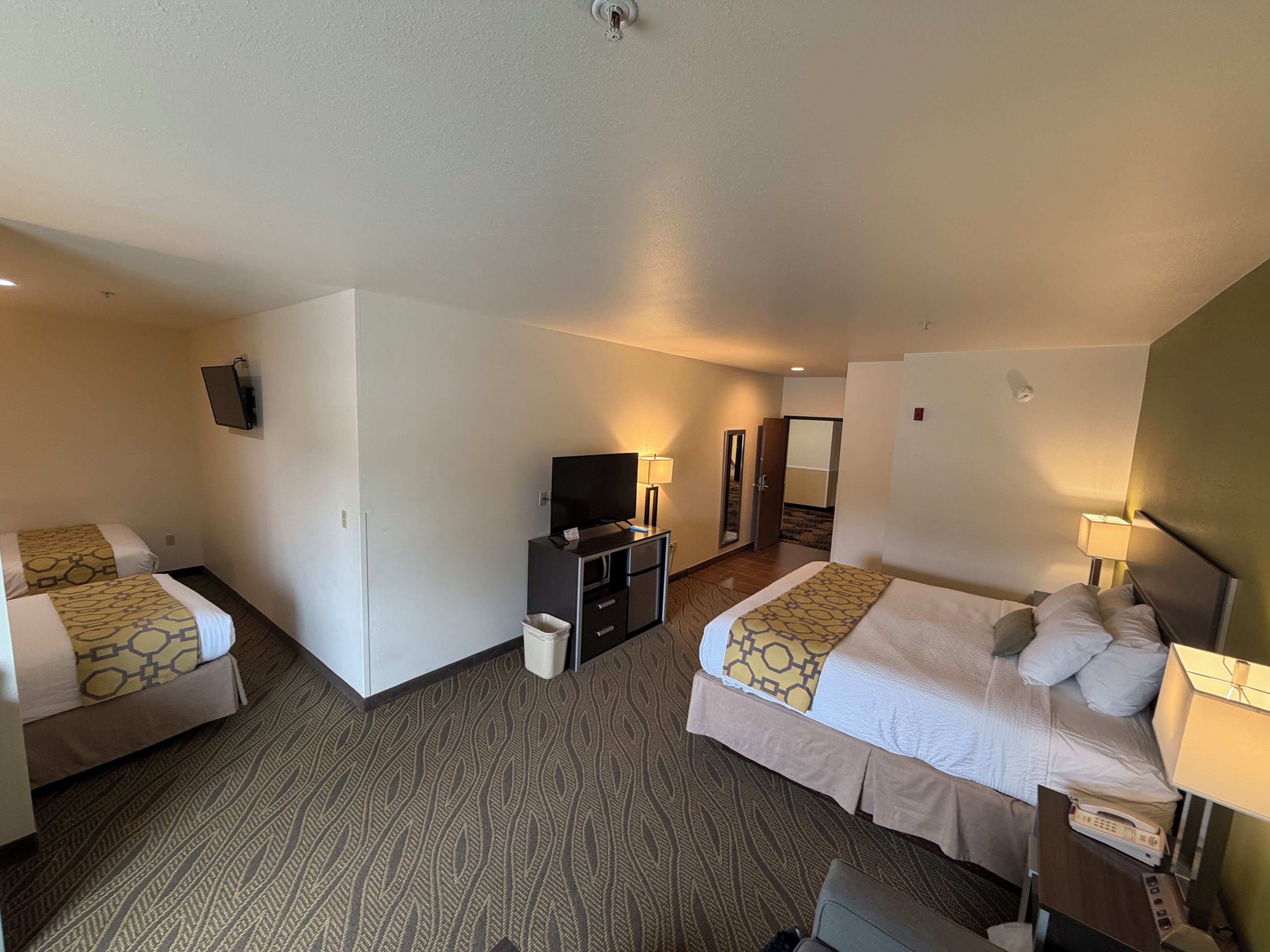 Familie studio suite, meerdere bedden, niet-roken | Een kluis op de kamer, een bureau, een strijkplank/strijkijzer