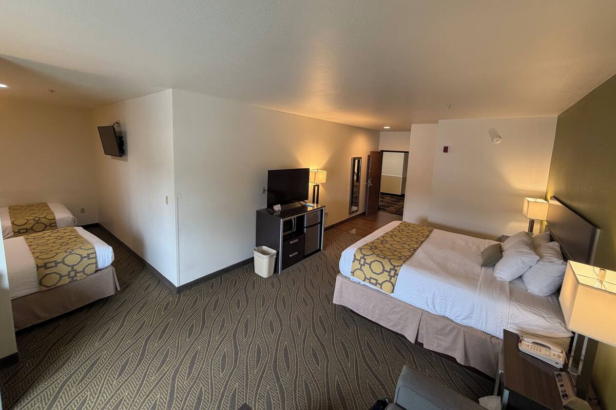 Studio Suite dành cho gia đình, 1 giường cỡ king, không hút thuốc (1 King bed and 2 Full XL Beds) | Két bảo mật tại phòng, bàn, bàn ủi/dụng cụ ủi quần áo
