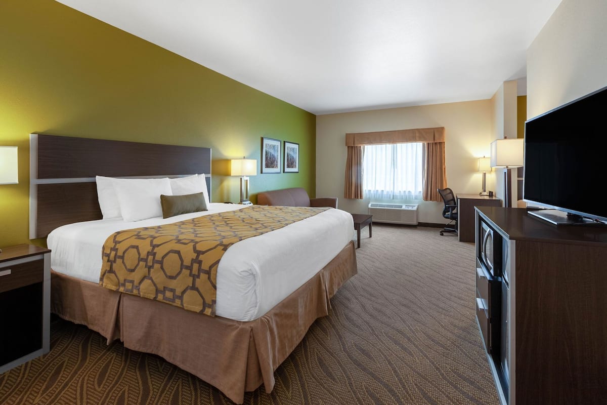 In-room safe, desk, iron/ironing board, free cribs/infant beds