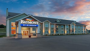 A Baymont by Wyndham hotel with a large entrance, multiple windows, and a parking lot. - Baymont by Wyndham Beulah (Beulah)
