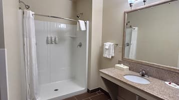 Combined shower/tub, free toiletries, hair dryer, towels