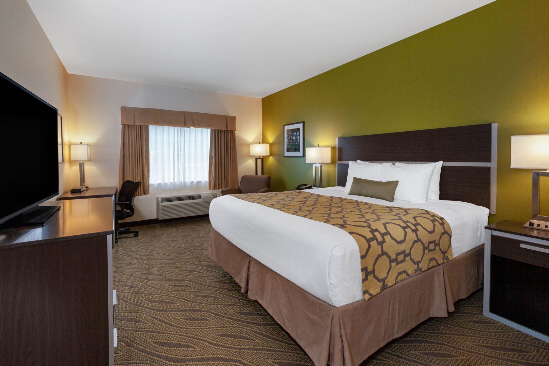 Una cassaforte in camera, una scrivania, ferro/asse da stiro