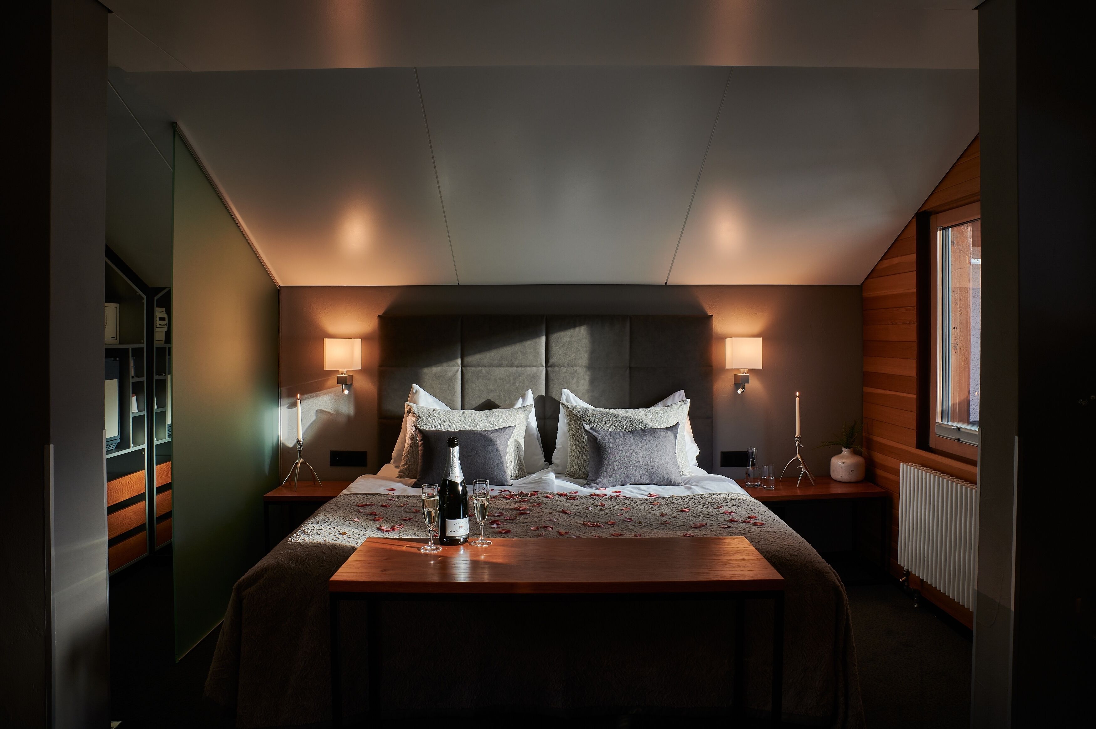 romantic suite, 1 king bed, bathtub | 1 bedroom, in-room safe, desk, free wifi