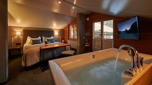 Romantisk suite, 1 kingsize-seng, badekar | Safe på rommet, skrivebord og wi-fi (inkludert)