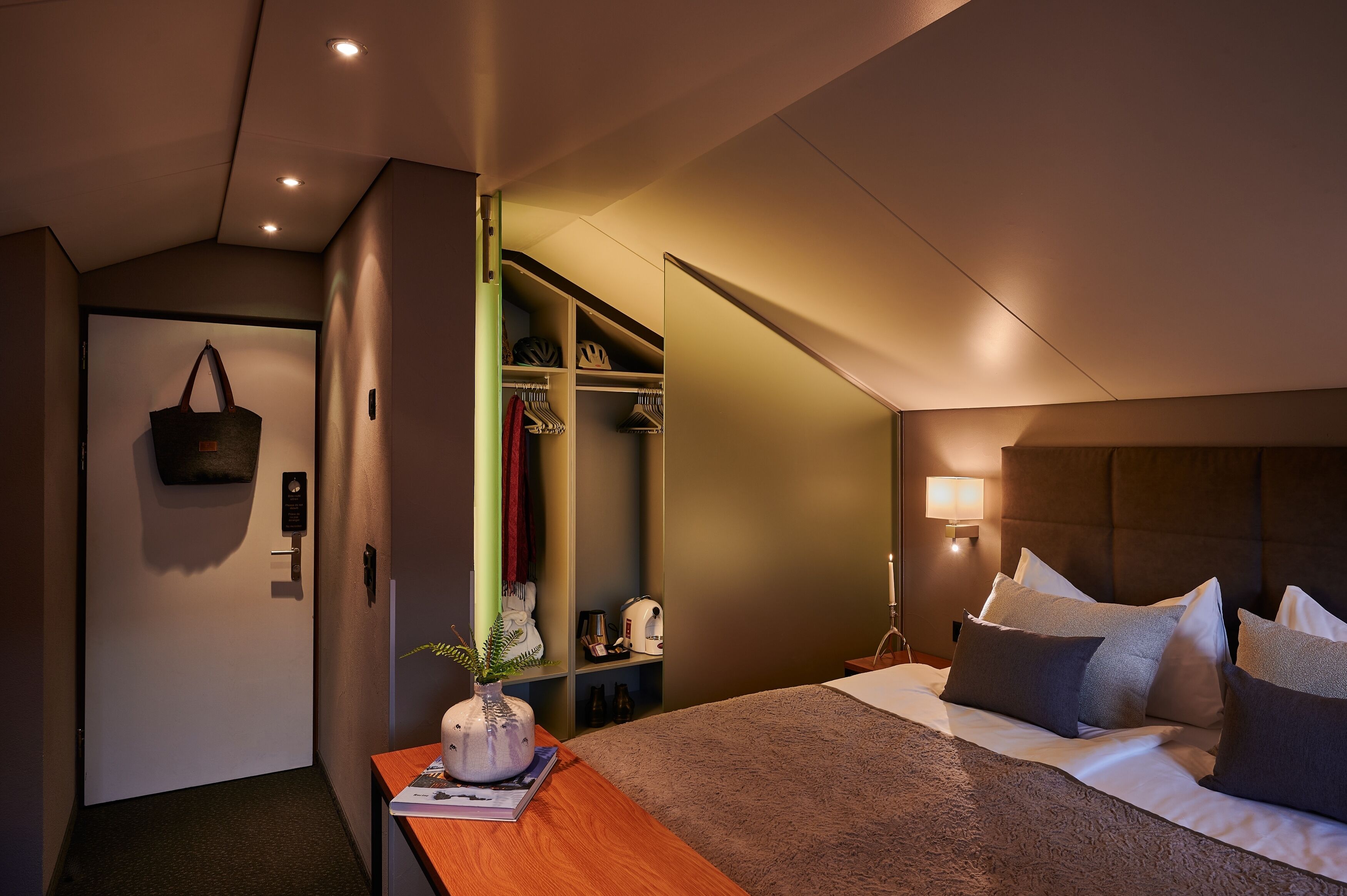 romantic suite, 1 king bed, bathtub | 1 bedroom, in-room safe, desk, free wifi