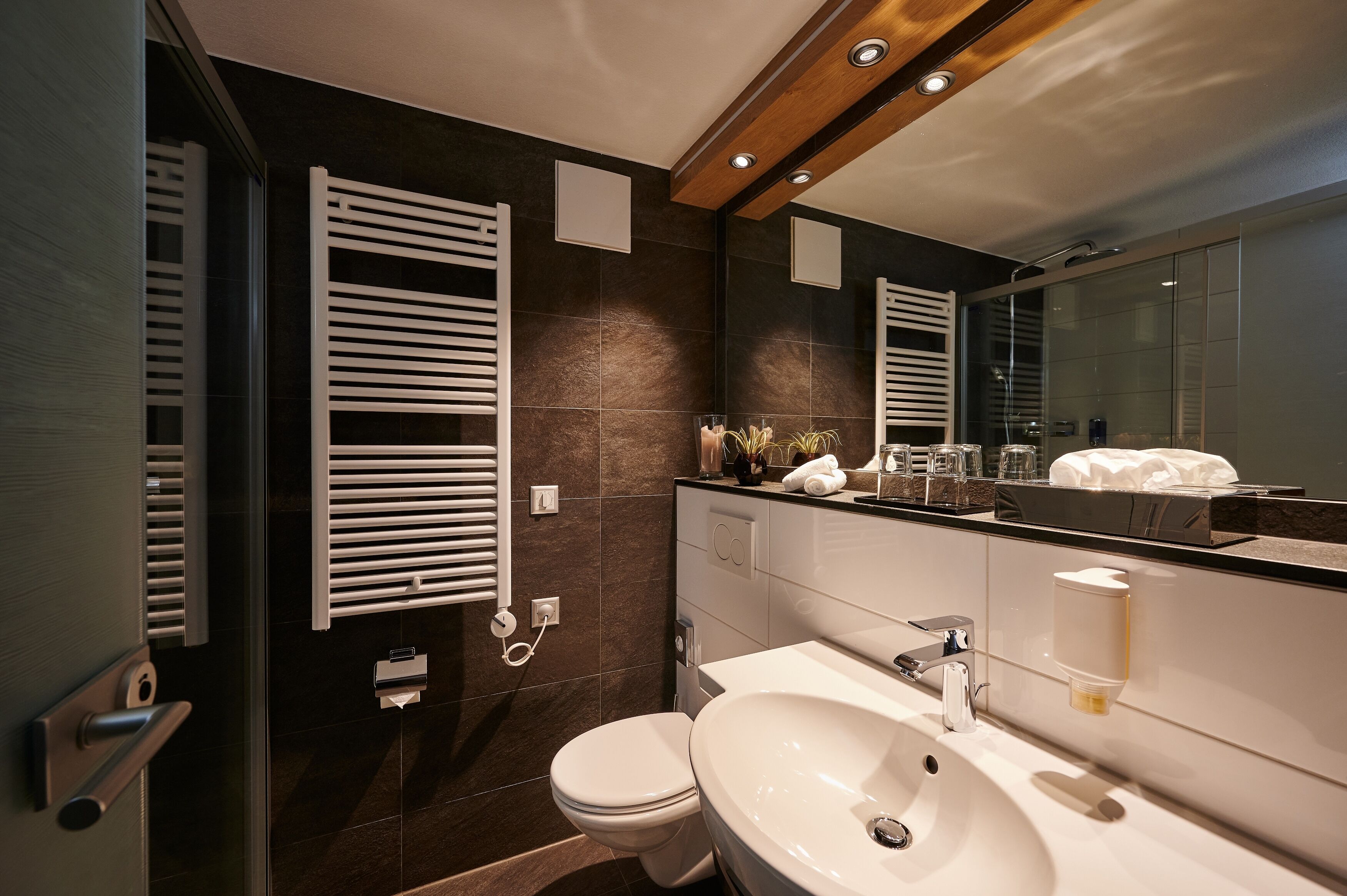 deluxe double room, mountain view (matterhorn) | bathroom | hair dryer, bathrobes, towels