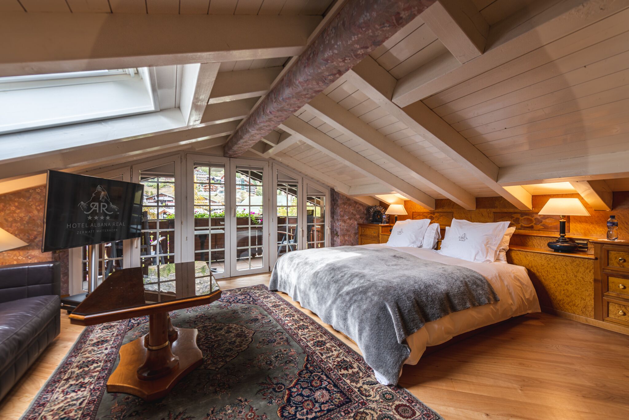 junior suite (loft) | premium bedding, down duvets, pillow-top beds, minibar