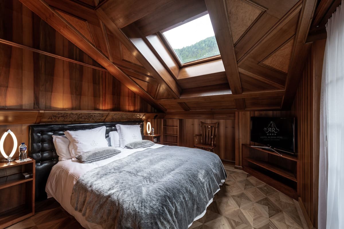 Suite, Mountain View (Attic) | 1 bedroom, premium bedding, down duvets, pillow-top beds