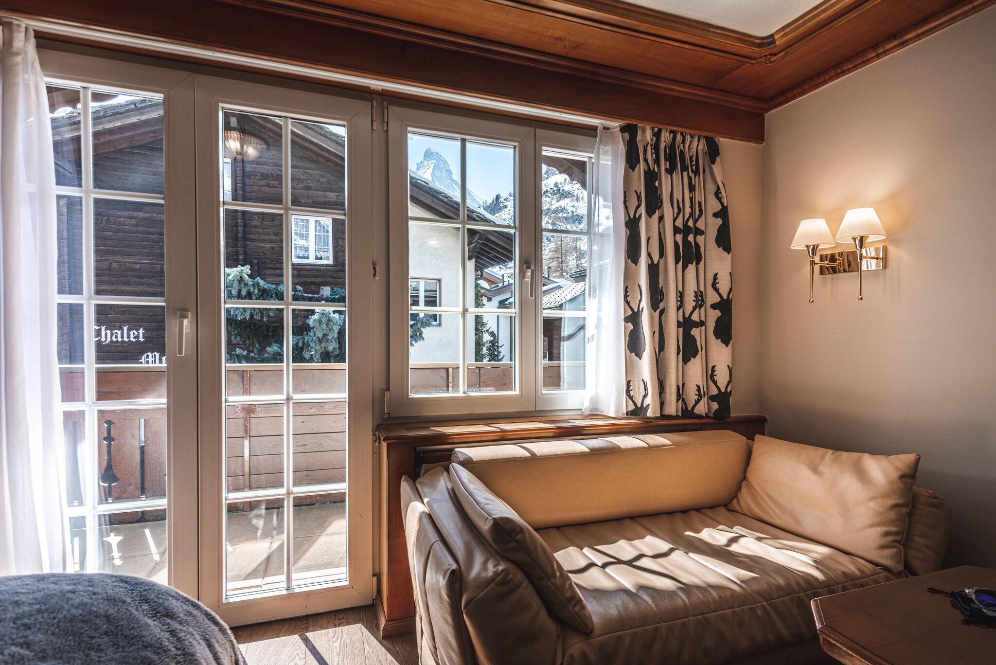 luxury double or twin room | living area | 80-cm led tv with cable channels, tv