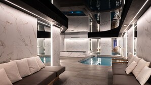 Piscine couverte, piscine extérieure, chaises longues