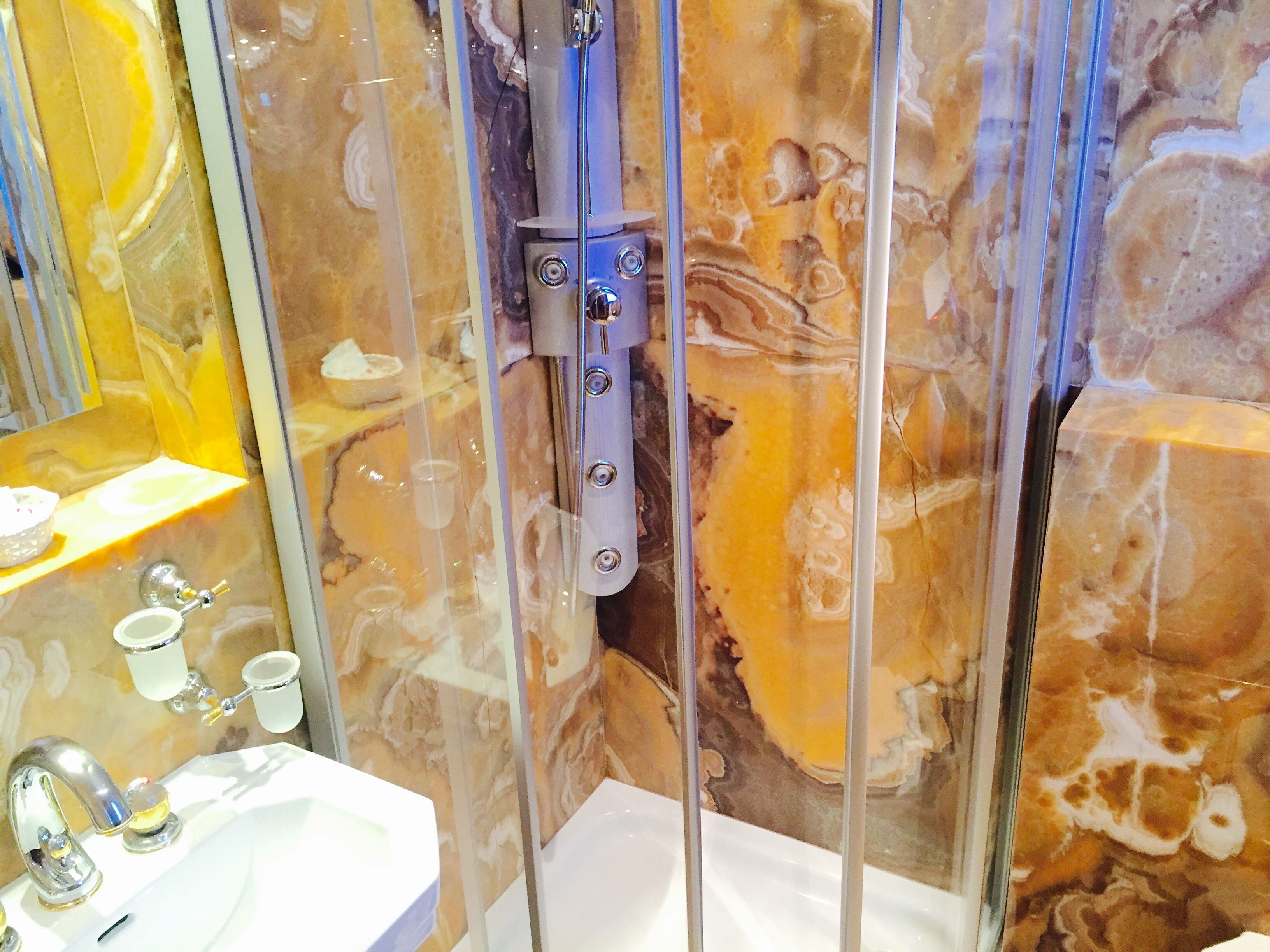 economy single room | bathroom | free toiletries, hair dryer, bathrobes, towels