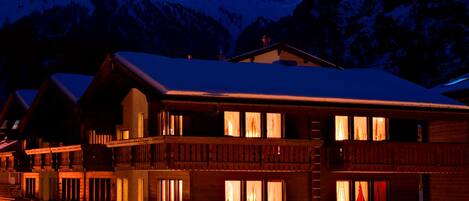 Fassade der Unterkunft – Abend/Nacht