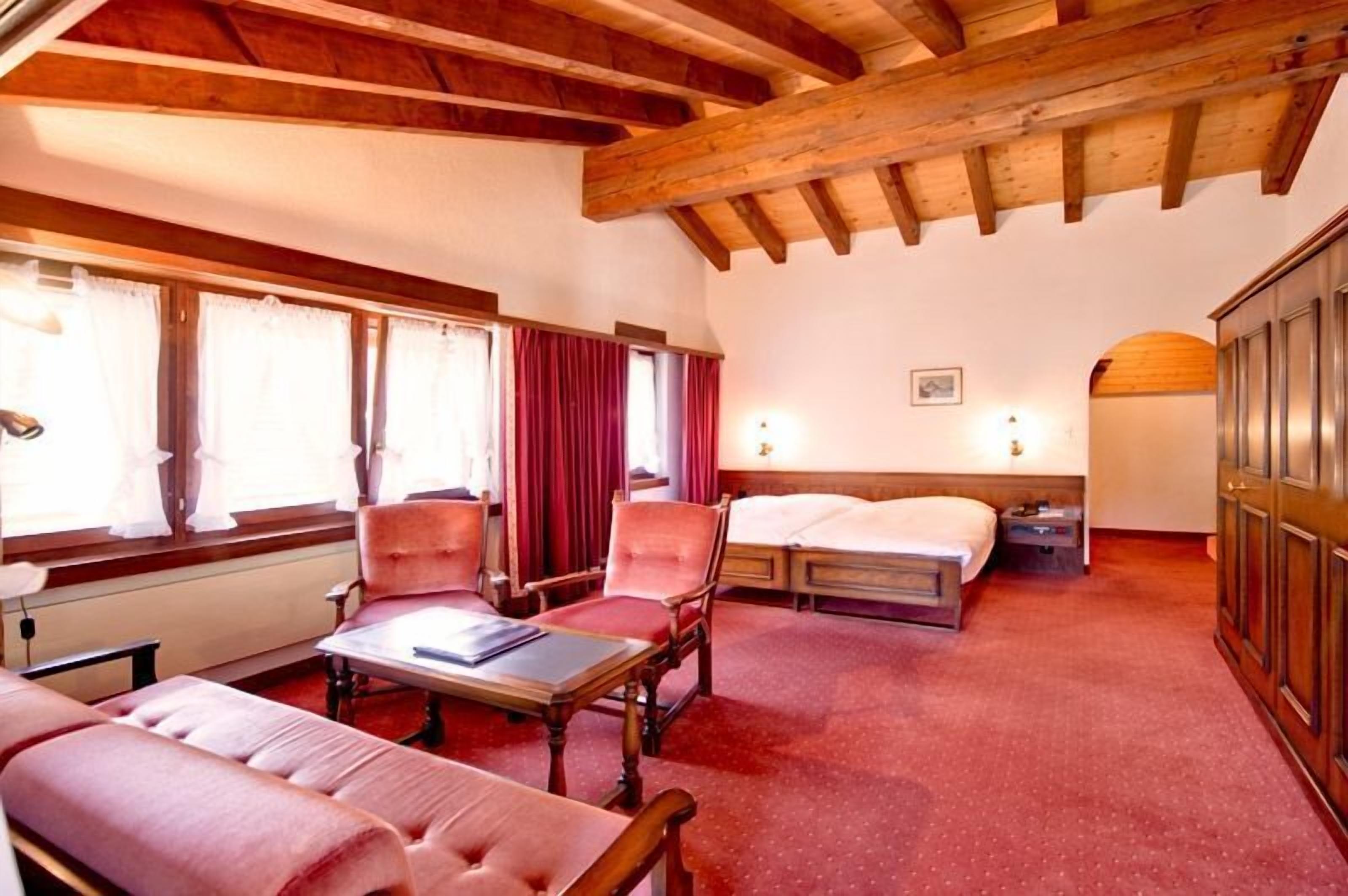 junior suite | living area | tv