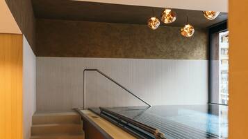 Piscina interna, piscina externa