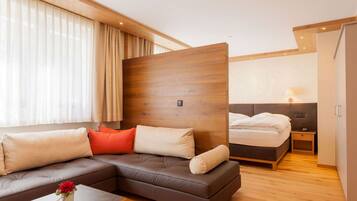 Ylelliset vuodevaatteet, untuvapeitot, tallelokero huoneessa