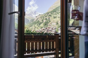 Camera singola, balcone, vista montagna | Biancheria da letto di alta qualità, copriletto in piuma