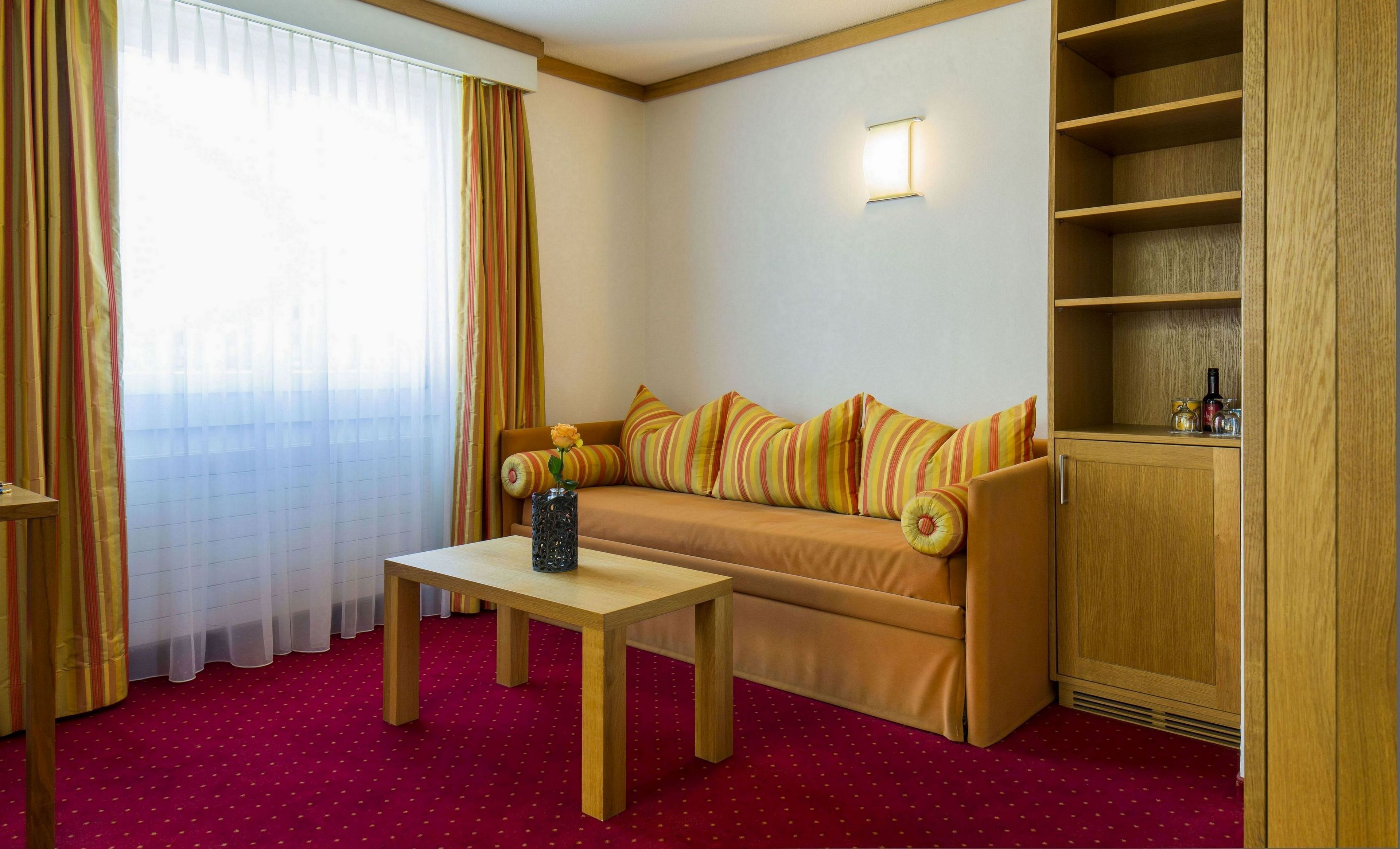 junior suite, balcony | 1 bedroom, minibar, in-room safe, desk