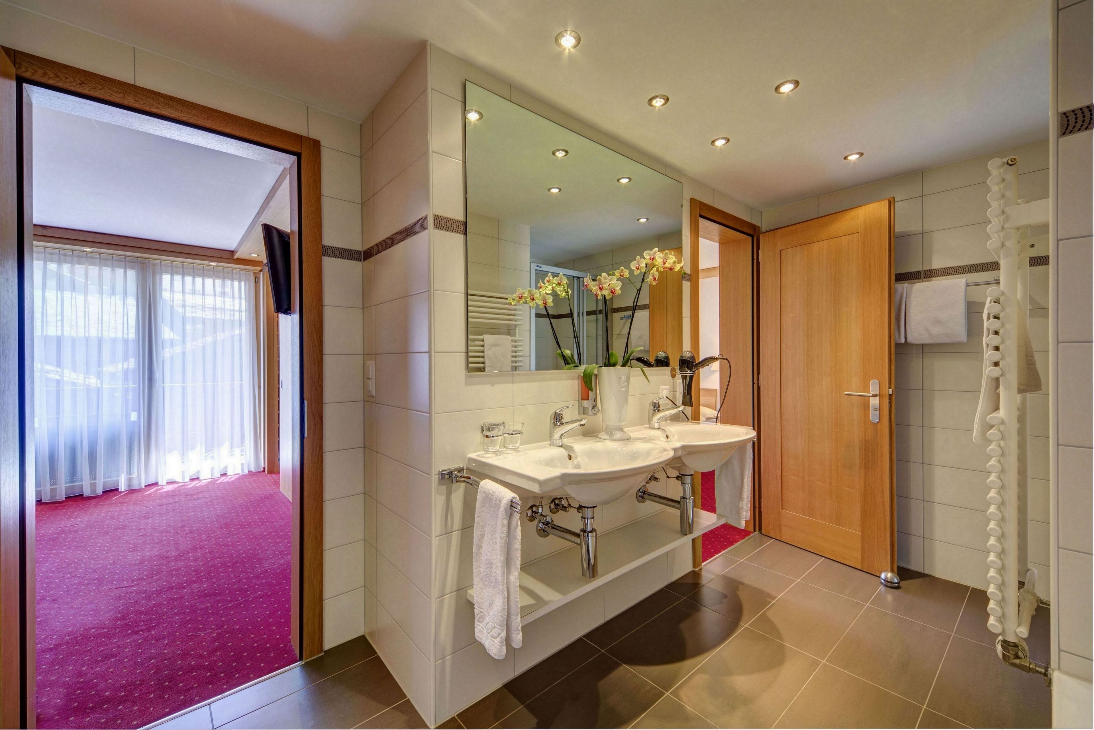 suite, mountain view | 1 bedroom, minibar, in-room safe, desk