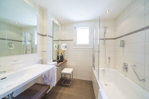 Deluxe Double Room, 2 Single Beds, Balcony, Mountain View | Bathroom - Hotel Excelsior (Zermatt)