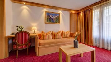 Suite, vistas a la montaña | 1 dormitorio, minibar, caja fuerte y escritorio