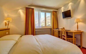 Habitación económica doble | 1 dormitorio, minibar, caja fuerte y escritorio