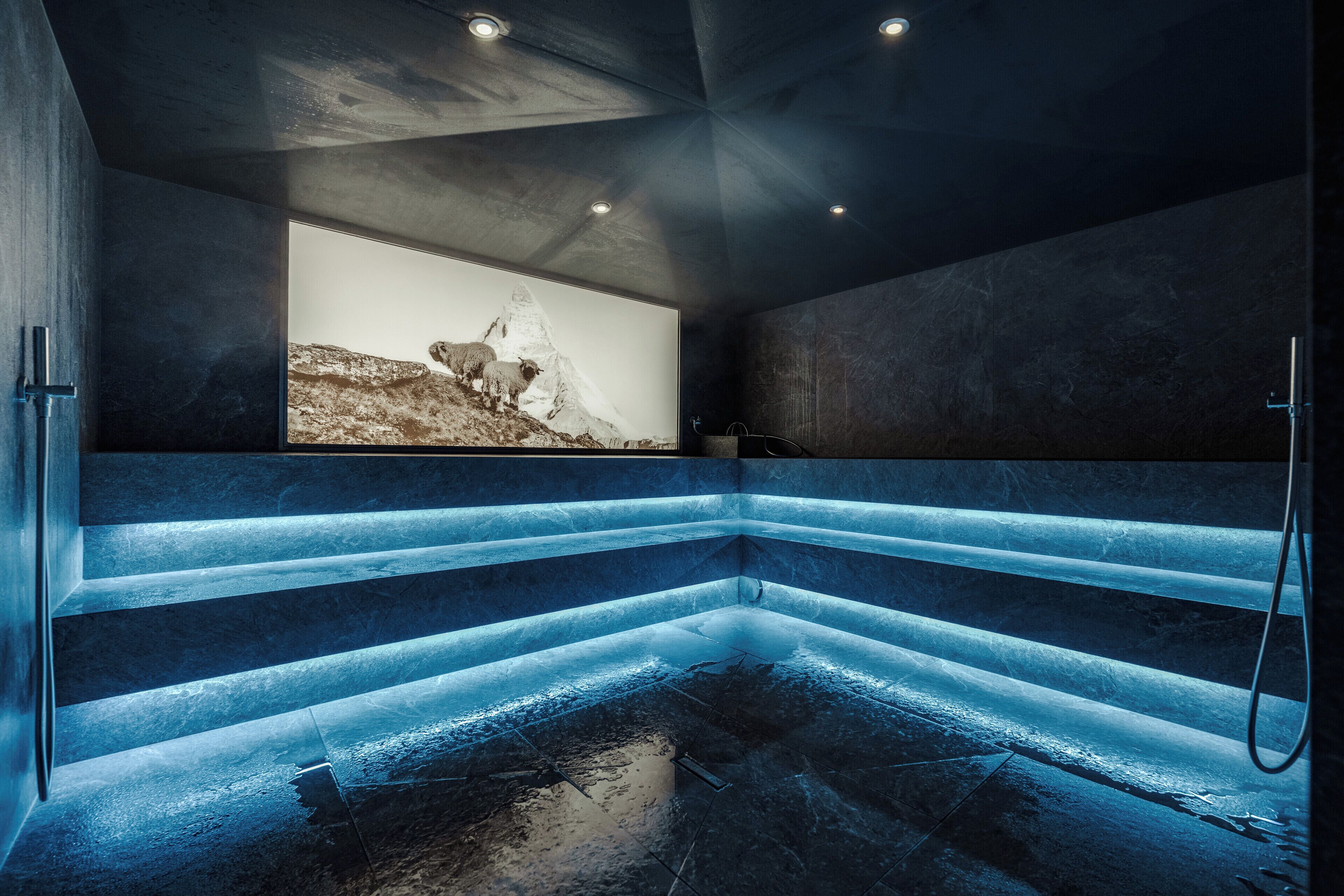 Parihoitohuone(ita), sauna, vartalohoitoja, aromaterapiaa