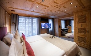 Premium bedding, free minibar, in-room safe, desk - Tradition Julen Hotel (Zermatt)