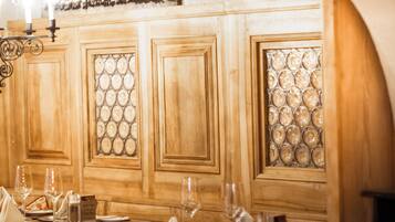 2 restaurants, breakfast served