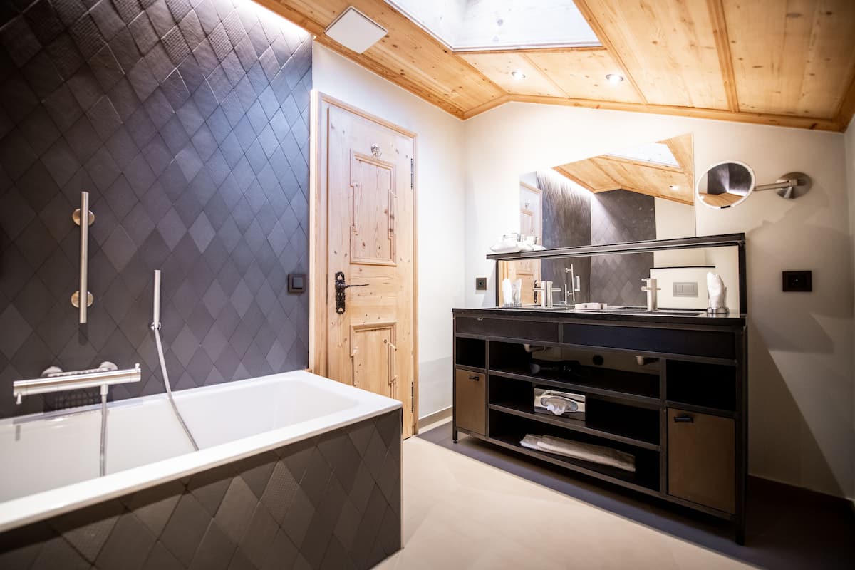 matterhorn suite | bathroom | combined shower/bathtub, free toiletries, hair dryer, bathrobes