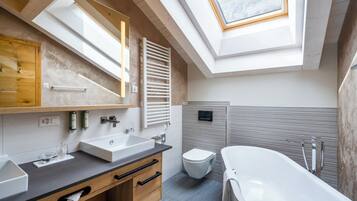 Deluxe Double Room | Bathroom