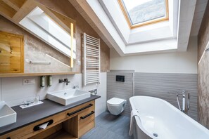 Deluxe Double Room | Bathroom | Free toiletries, hair dryer, bathrobes, slippers - Resort La Ginabelle (Zermatt)