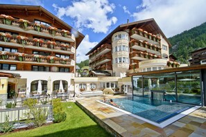 Outdoor pool, sun loungers - Resort La Ginabelle (Zermatt)
