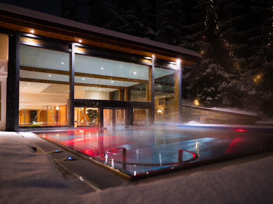 Una piscina al aire libre, tumbonas